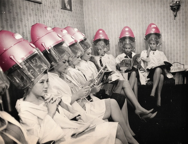Femmes en train de lire dans un salon de coiffure des années 50